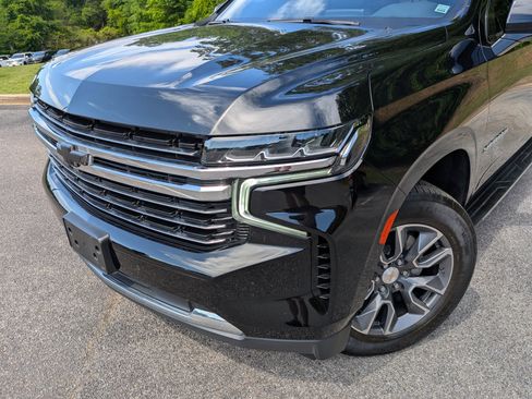 Used 2024 Chevrolet Suburban LT w/ LT Signature Package RWD image 13