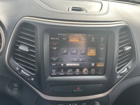 Used 2015 Jeep Cherokee Latitude w/ Comfort/Convenience Group image 16