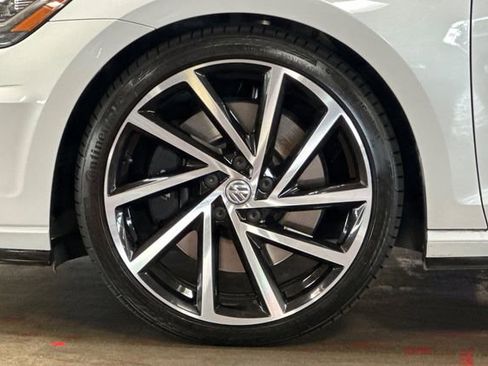 Used 2018 Volkswagen Golf R 4-Door image 34