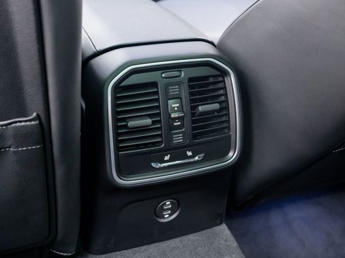 Certified 2026 Porsche Macan AWD/4WD image 18