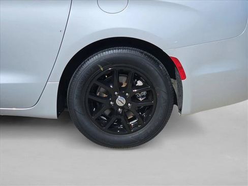 Used 2023 Chrysler Pacifica Touring-L FWD image 23