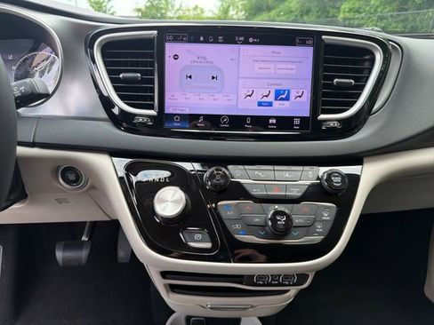 Used 2023 Chrysler Pacifica Touring-L FWD image 21