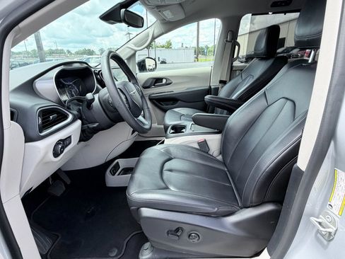 Used 2024 Chrysler Pacifica Touring-L FWD image 20