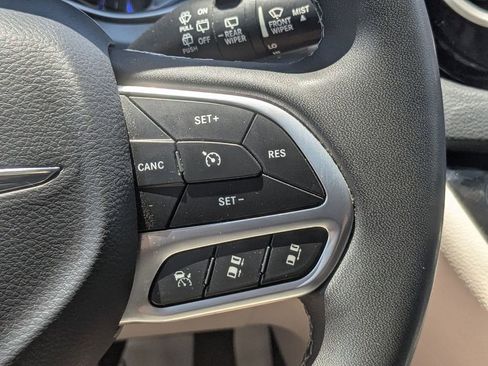 Used 2023 Chrysler Pacifica Touring-L FWD image 17