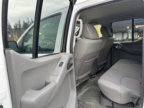 Used 2015 Nissan Frontier SV image 17