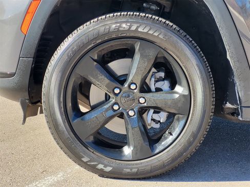 Used 2023 Jeep Grand Cherokee L Laredo image 10