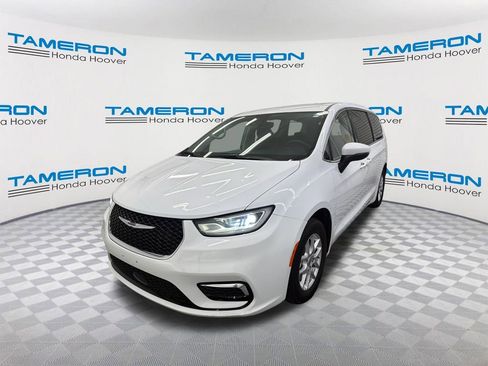 Used 2023 Chrysler Pacifica Touring-L FWD image 1