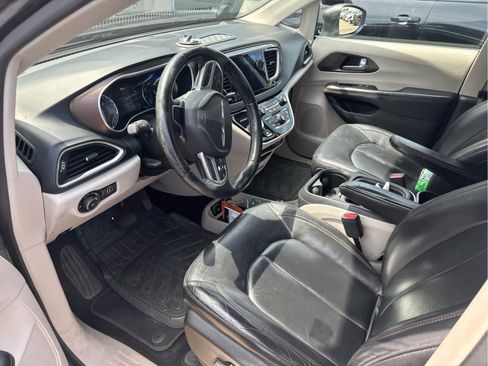 Used 2017 Chrysler Pacifica Touring-L w/ Tire & Wheel Group FWD image 6