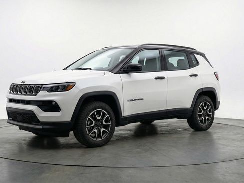 Used 2025 Jeep Compass Trailhawk image 2