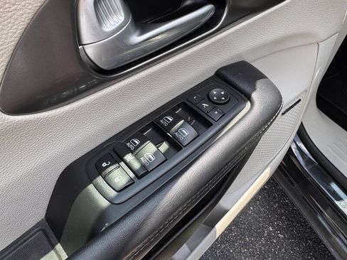 Used 2017 Chrysler Pacifica Limited FWD image 13