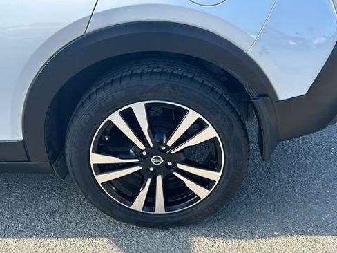 Used 2018 Nissan Kicks SV image 6