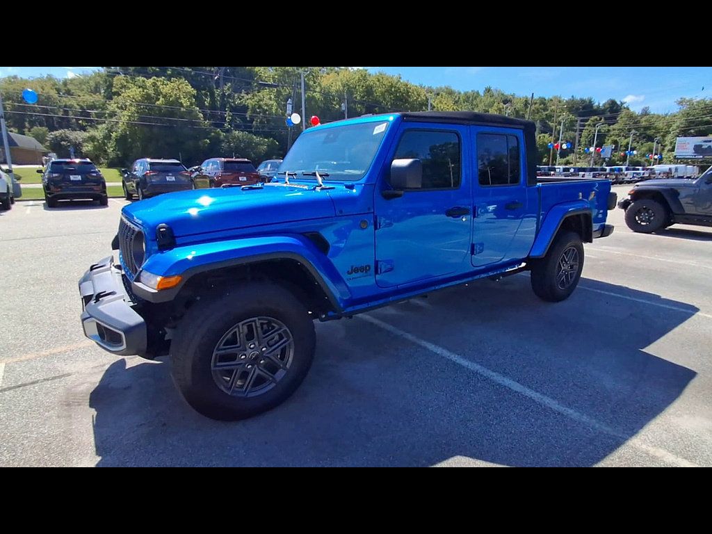 Used 2024 Jeep Gladiator Sport AWD/4WD image 4