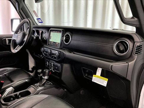 Used 2022 Jeep Wrangler Unlimited Sahara AWD/4WD image 28