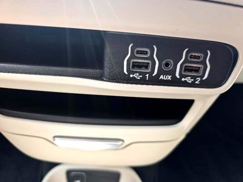 Used 2024 Chrysler Pacifica Touring-L image 12