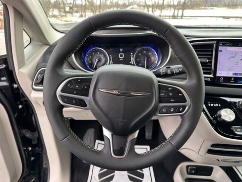 Used 2024 Chrysler Pacifica Touring-L image 17