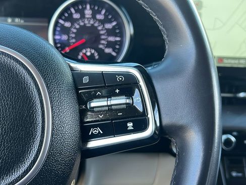 Used 2024 Kia Carnival EX image 27