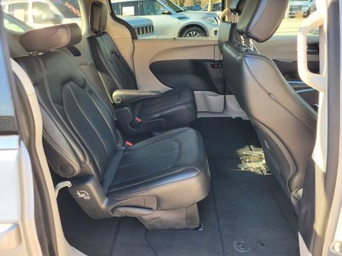Used 2024 Chrysler Pacifica Touring-L image 14