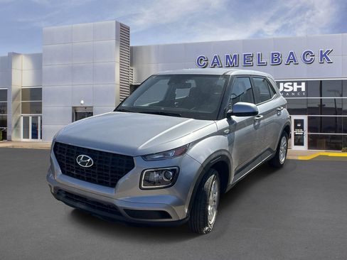 Used 2024 Hyundai Venue SE FWD image 2