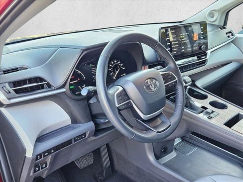 Used 2024 Toyota Sienna XLE w/ XLE Plus Package AWD/4WD image 10