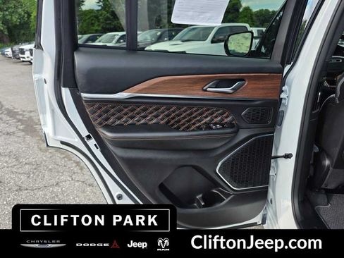 Used 2023 Jeep Grand Cherokee Summit AWD/4WD image 12