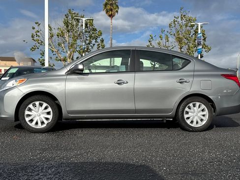 Used 2013 Nissan Versa SV image 2