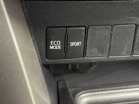 Used 2017 Toyota RAV4 XLE AWD/4WD image 26