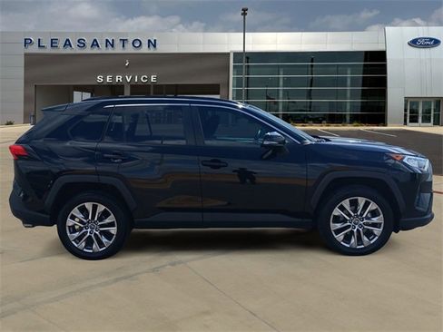 Used 2021 Toyota RAV4 XLE Premium image 6