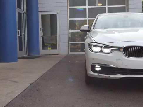 Used 2018 BMW 330i xDrive Sedan AWD/4WD image 34