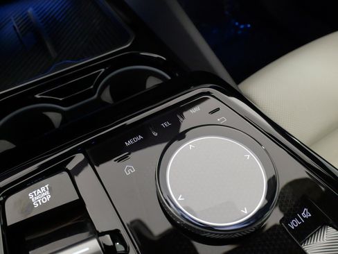 Used 2025 BMW 530i xDrive w/ Premium Package image 60