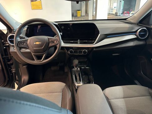 Used 2025 Chevrolet Trax LT FWD image 32