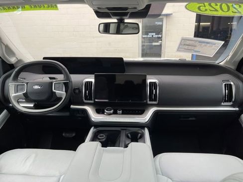 Used 2025 Ford Expedition Platinum image 41