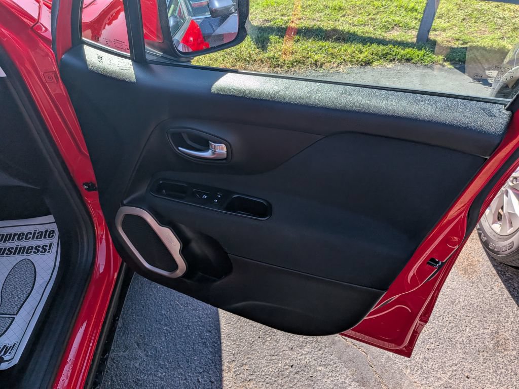 Used 2015 Jeep Renegade Latitude w/ Cold Weather Group FWD image 9