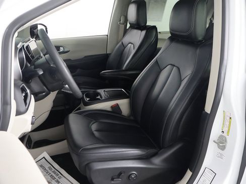 Used 2024 Chrysler Pacifica Touring-L image 28