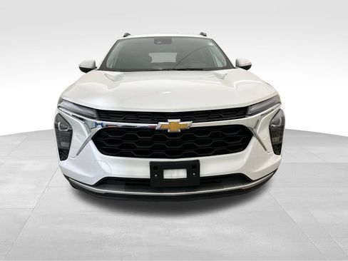 Used 2025 Chevrolet Trax LT w/ LT Convenience Package FWD image 9