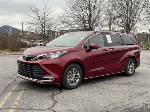 Certified 2023 Toyota Sienna XLE image 1