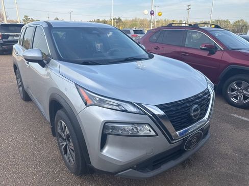 Used 2023 Nissan Rogue SV image 3