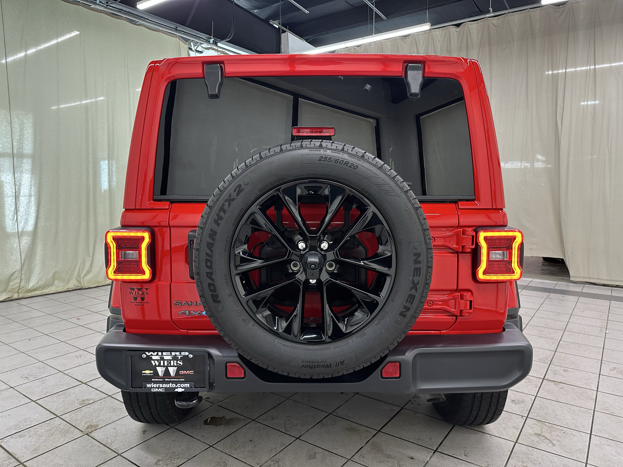 Used 2025 Jeep Wrangler Unlimited Sahara AWD/4WD image 5