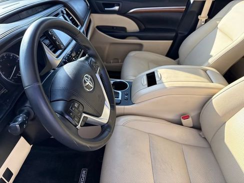 Used 2017 Toyota Highlander Limited FWD image 21