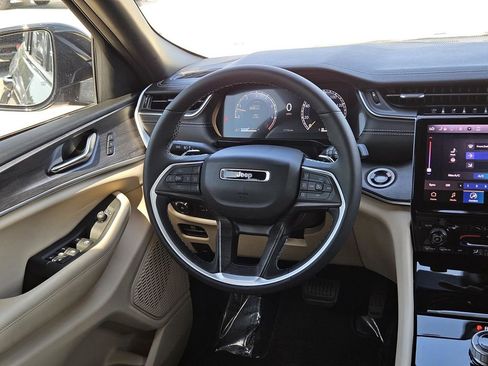 Used 2025 Jeep Grand Cherokee Limited RWD image 17