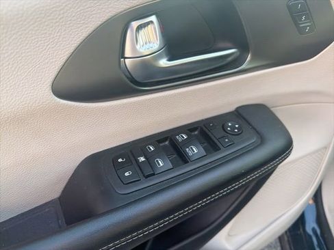 Used 2023 Chrysler Pacifica Touring-L image 14