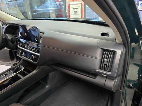 Used 2023 Nissan Pathfinder SL AWD/4WD image 32