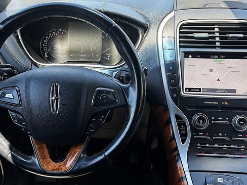 Used 2018 Lincoln MKX Select w/ Select Plus Package AWD/4WD image 11