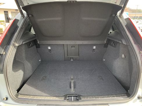 Used 2025 Volvo XC40 B5 Plus image 34