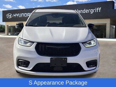 Used 2024 Chrysler Pacifica Select image 3