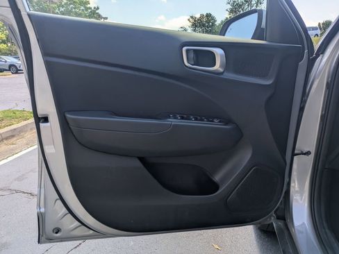 Used 2025 Hyundai Venue SEL FWD image 11