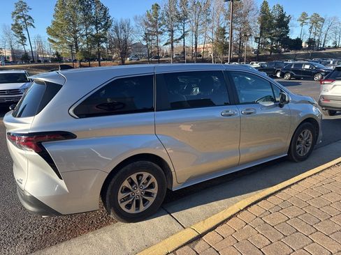 Used 2024 Toyota Sienna LE image 2