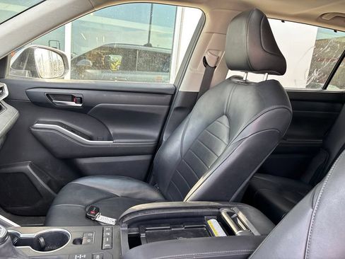 Used 2020 Toyota Highlander XLE AWD/4WD image 4