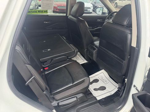 Used 2023 Nissan Pathfinder SL AWD/4WD image 12