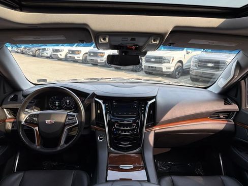 Used 2019 Cadillac Escalade Luxury AWD/4WD image 25