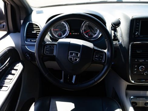 Used 2019 Dodge Grand Caravan SXT FWD image 11
